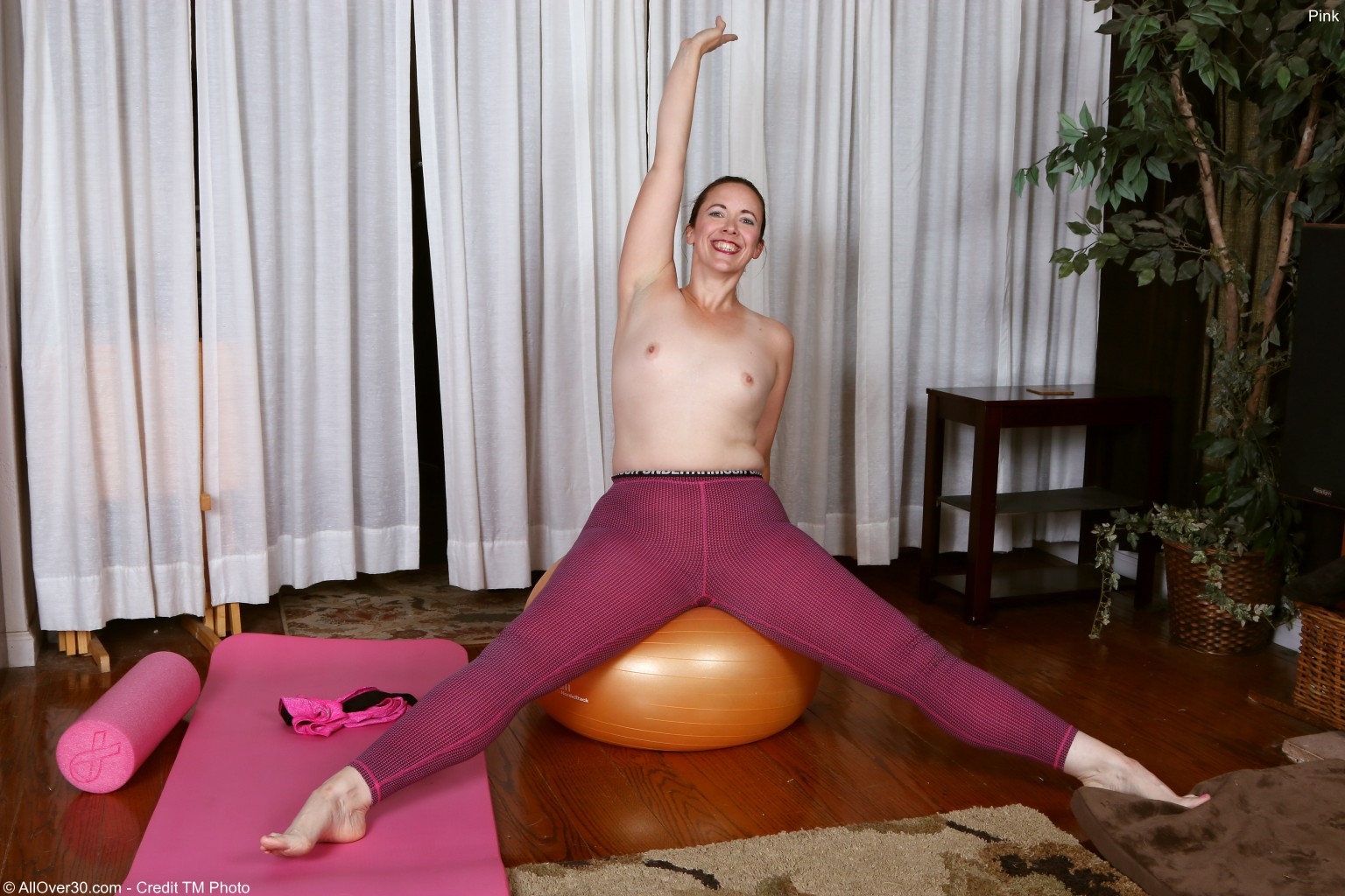 sexy-mature-pink-doing-yoga11.jpg