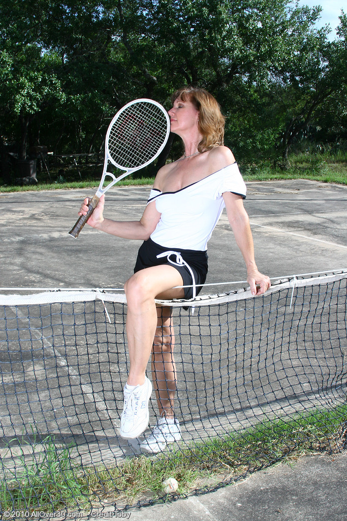 theres-good-something-to-be-said-about-playing-tennis-in-the-nude8.jpg