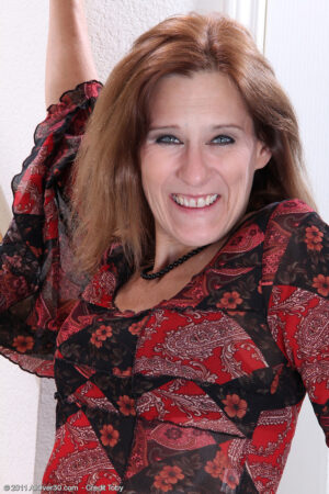 Elegant MILF Jay Dee undresses and spreads her mature pussy here
