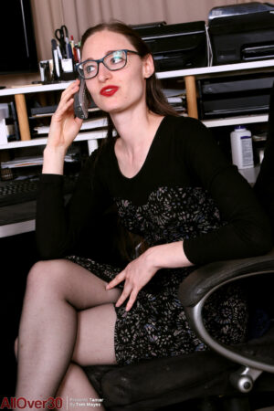 Gorgeous lithe secretary Tamar playing in her stockings and heels in the study