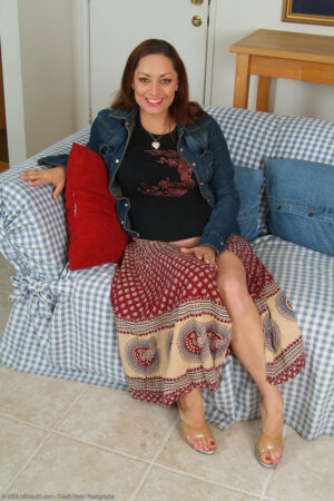 Pregnant over 30 Latina Shawna spreads her big labia for you